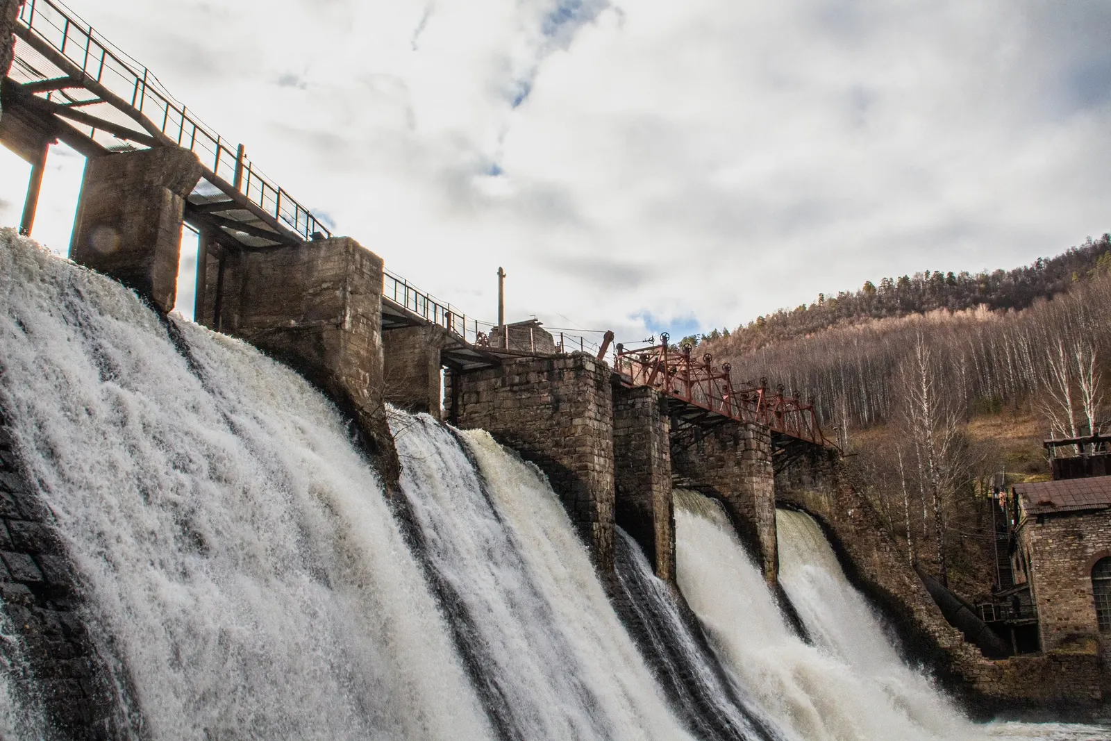 ГЭС «Пороги»: плотина и вид на гидроузел