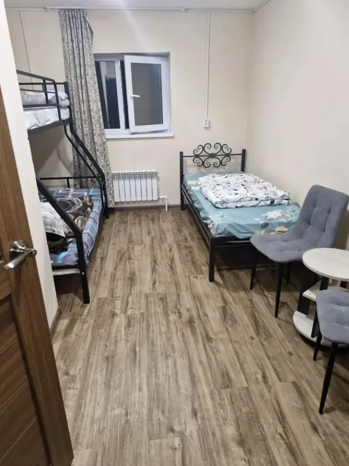 Большой дом «Красный Карп» — номер: двухъярусная кровать и односпальная